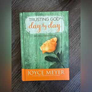 Trusting God Day by Day : 365 Daily Devotions by Joyce Meyer (2012, Hardcover)